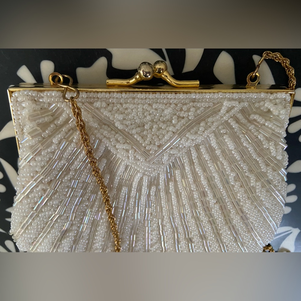 VINTAGE White Beaded Shell Shaped Evening Bag - Picture 3 of 6